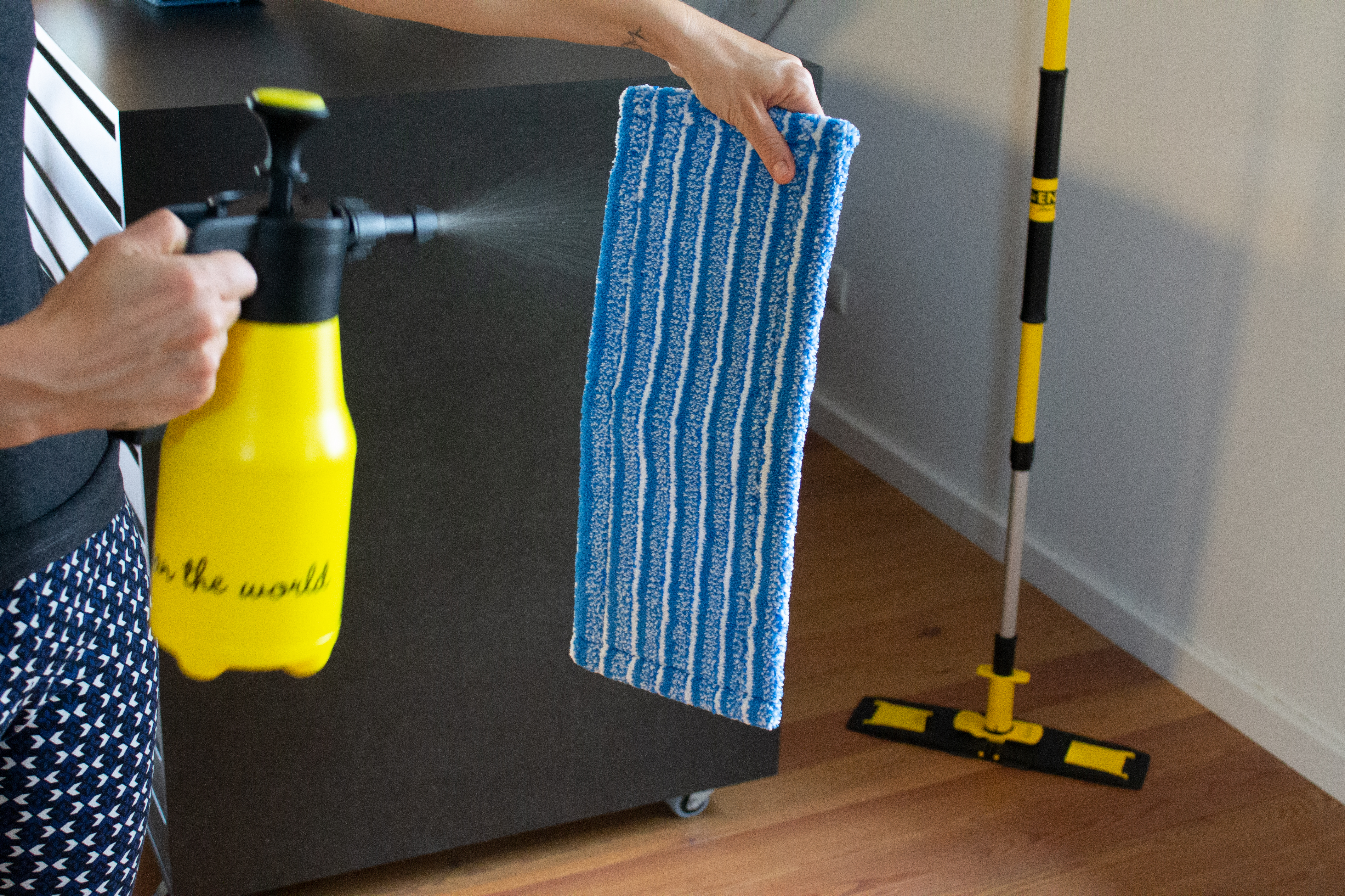 moistening fibre with pumpbottle 01 moistening fibre with pumpbottle 01